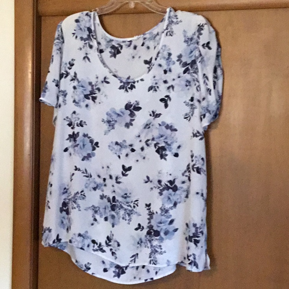 Women’s blue and white floral top, xl